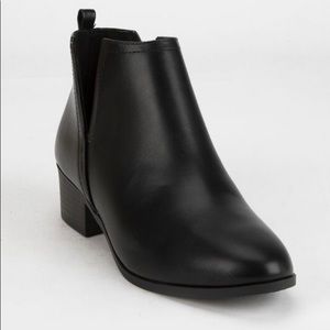 Soda Low Black Booties